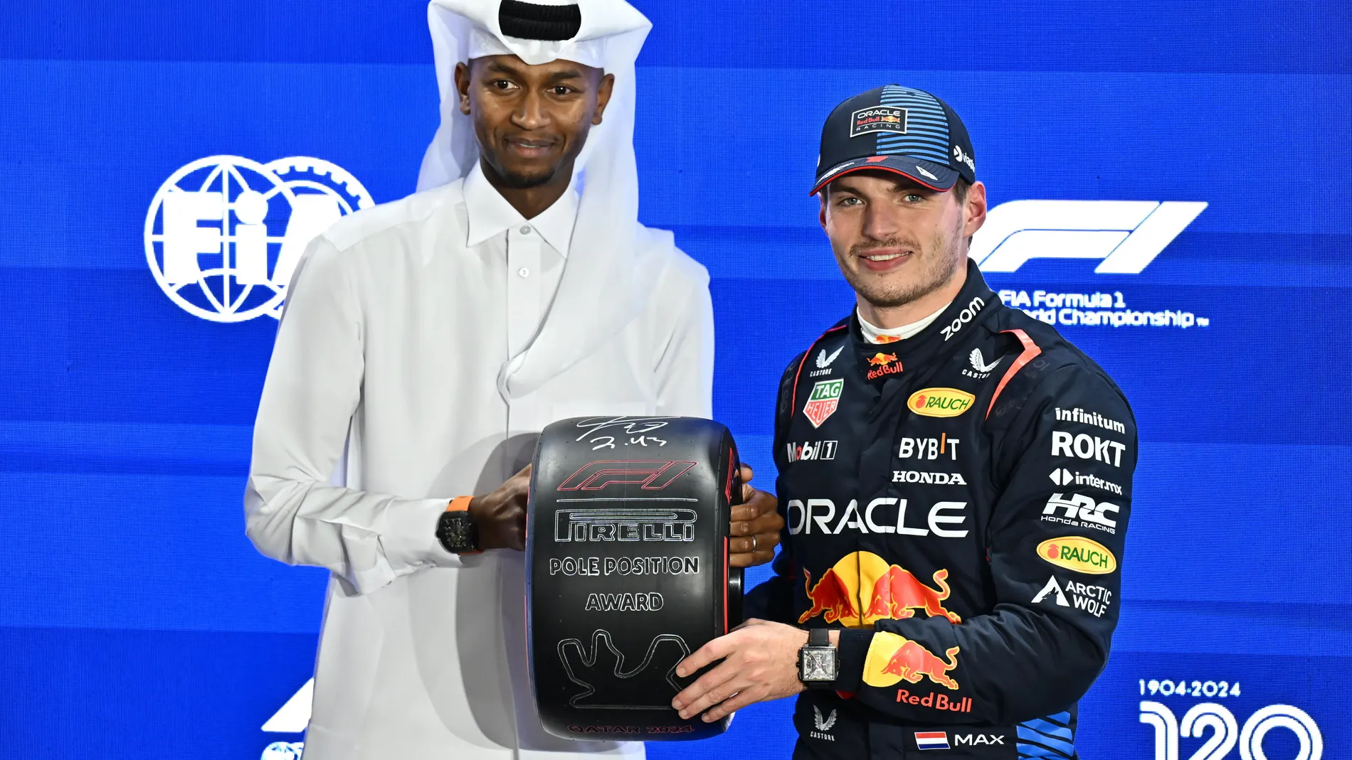 Lusail (Qatar), 30/11/2024.- Red Bull Racing driver Max Verstappen (R) of Netherlands poses with Qatar's track and field athlete Mutaz Essa Barshim after taking pole position in the Qualifying for the Formula 1 Qatar Grand Prix at the Lusail International Circuit racetrack in Lusail, Qatar, 30 November 2024. The Formula 1 Qatar Grand Prix will be held on 01 December 2024. (Fórmula Uno, Países Bajos; Holanda, Catar) EFE/EPA/NOUSHAD THEKKAYIL