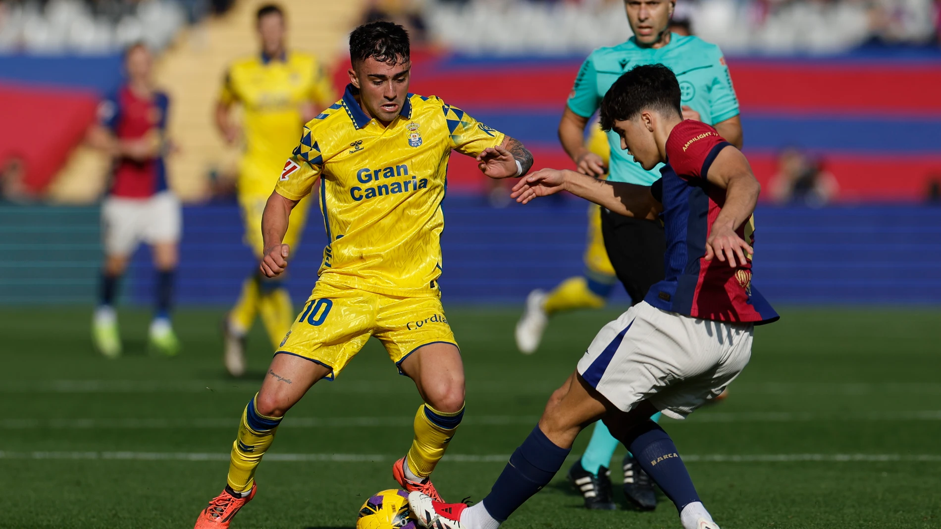 BARCELONA, 30/11/2024.- El defensa del FC Barcelona Pau Cubarsí (d) lucha por el balón con el centrocampista Alberto Moleiro (i) de la UD Las Palmas durante su partido de LaLiga en el Estadio Olímpico Lluís Companys en Barcelona este sábado. EFE/Alberto Estevez