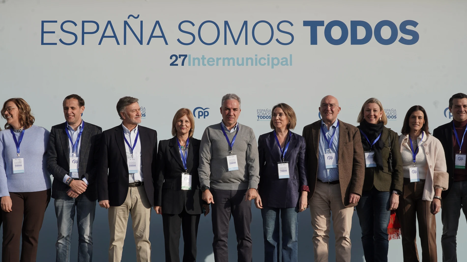 Foto de familia de Bendodo y Gamarra con Isabel Blanco, Carnero, Conrado Íscar, Armisén y Francisco Vázquez, entre otros