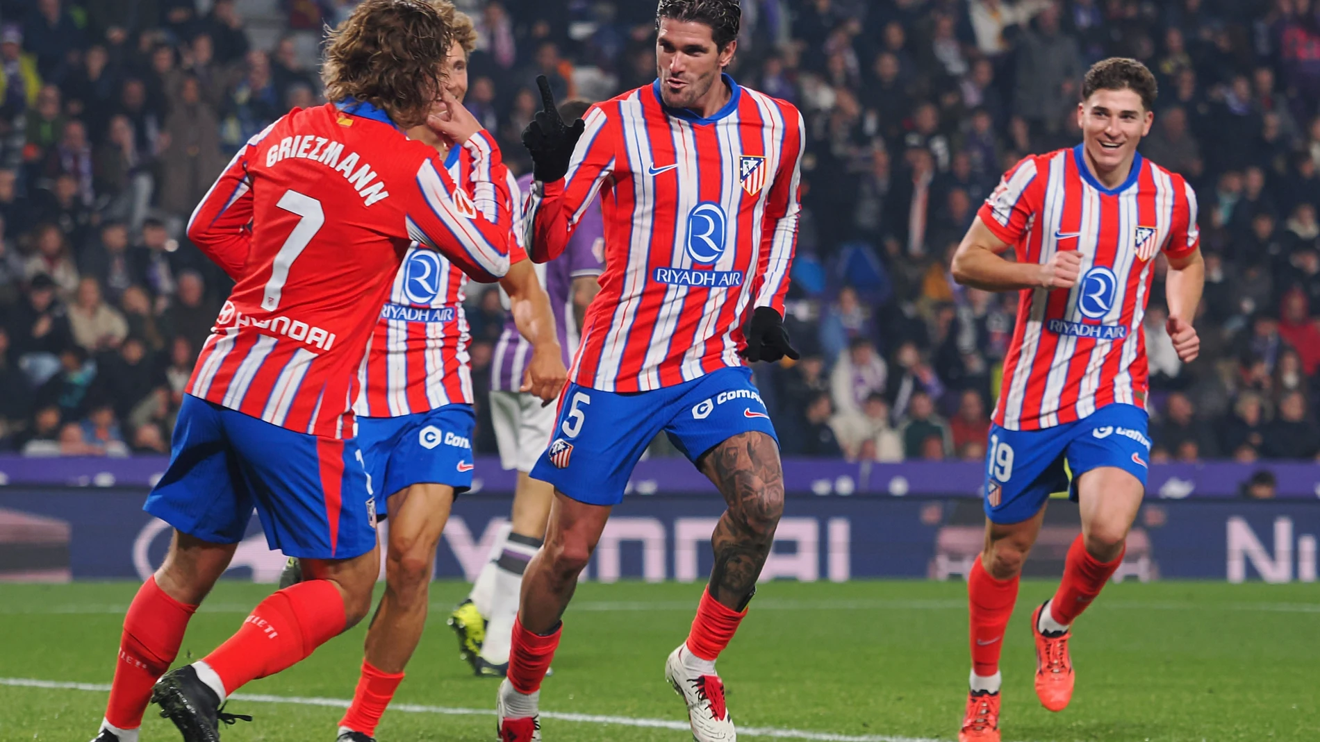 VALLADOLID. 30/11/2024. - El centrocampista argentino del Atlético de Madrid Rodrigo de Paul (c) celebra uno de los goles de su equipo durante el partido de LaLiga entre el Real Valladolid y el Atlético de Madrid, este sábado en el estadio José Zorrilla. EFE/R. GARCIA.