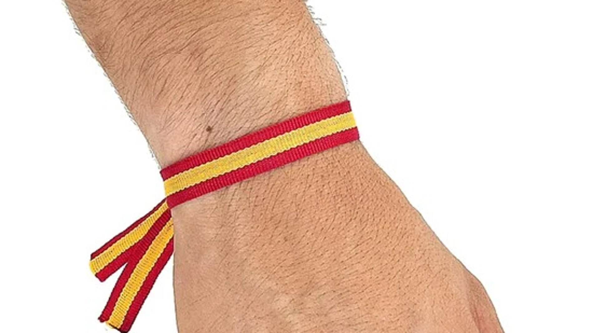 Persona con la pulsera de España