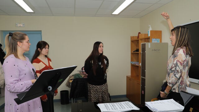 La alumnas Elisa Lairikko(2D), Hilla Vahvelainen(I) y Lotta Kämäräinen(2I) del conservatorio de Tampere, en Finlandia,junto a la profesora de canto del conservatorio de Palencia, María del Monte (D)
