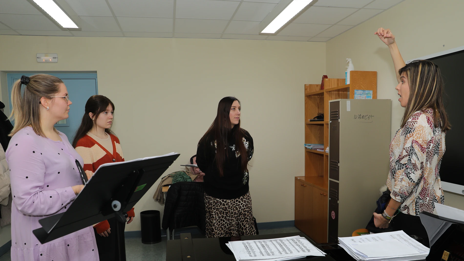 La alumnas Elisa Lairikko(2D), Hilla Vahvelainen(I) y Lotta Kämäräinen(2I) del conservatorio de Tampere, en Finlandia,junto a la profesora de canto del conservatorio de Palencia, María del Monte (D)