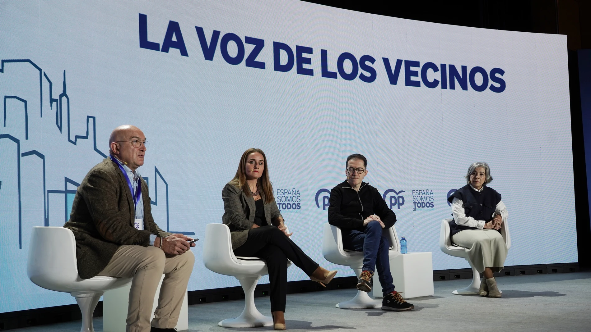 carnero modera la mesa redonda junto a cuatro vecinos de Valladolid