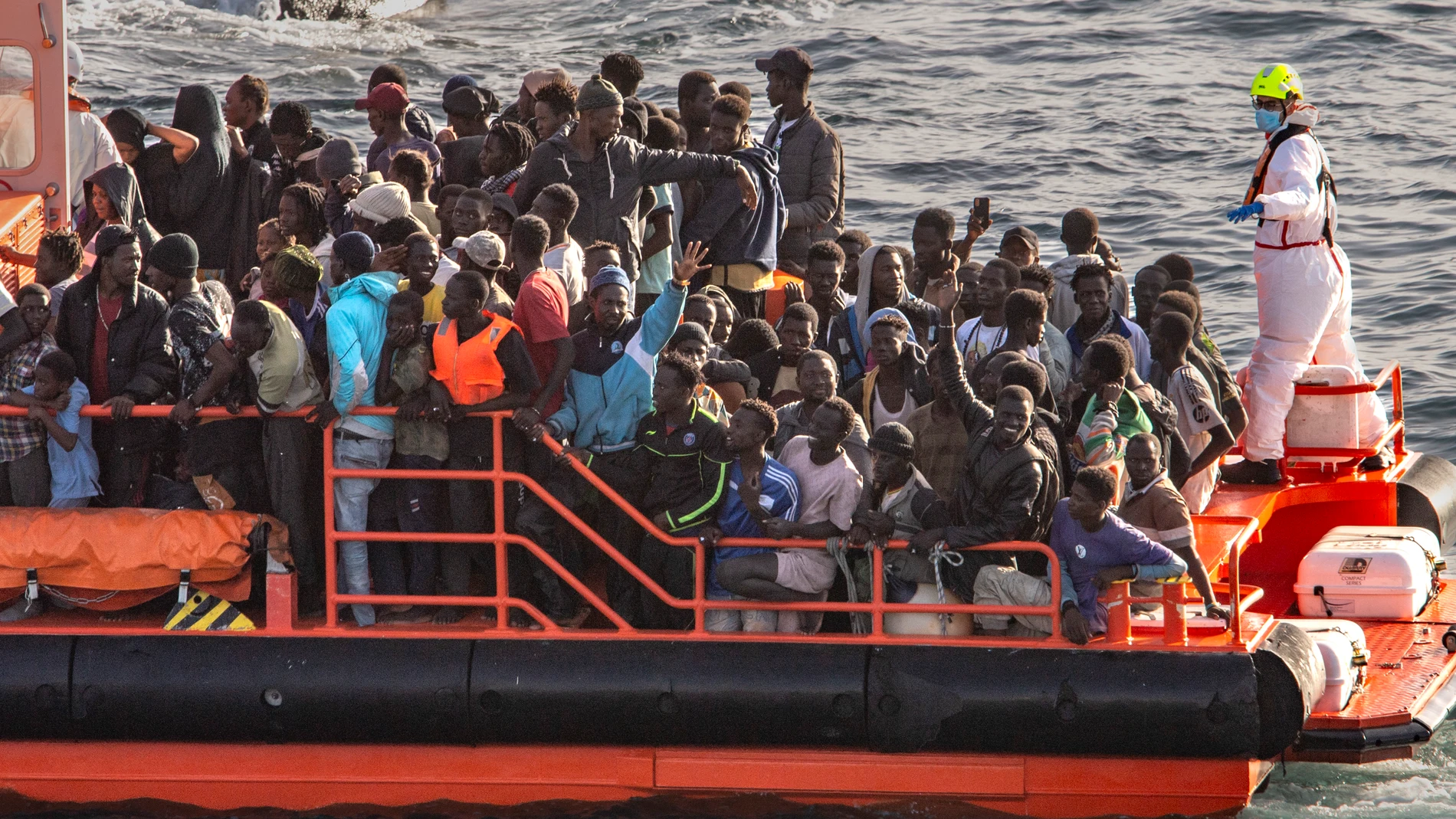 Una lancha de Salvamento Marítimo tras el rescate de un cayuco a su llegada al Puerto de la Restinga, a 30 de noviembre de 2024, en El Hierro, Santa Cruz de Tenerife, Tenerife, Canarias (España). En el rescate que ha necesitado la intervención de dos lanchas de Salvamento Marítimo se han encontrado a muchas mujeres y menores. En total, la embarcación contenía a 216 personas a bordo. 30 NOVIEMBRE 2024;CAYUCO;MIGRANTES;INMIGRACIÓN;PATERA;EMBARCACIÓN;SALVAMENTO MARÍTIMO;MIGRACIÓN;CANARIAS; Ant...