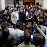 El presidente del Partido Popular, Alberto Núñez Feijóo, ha mantenido un encuentro con alcaldes y concejales jóvenes en Valladolid, en el marco de la XXVII Intermunicipal del partido. Le acompaña el presidente de CyL, Alfonso Fernández Mañueco.