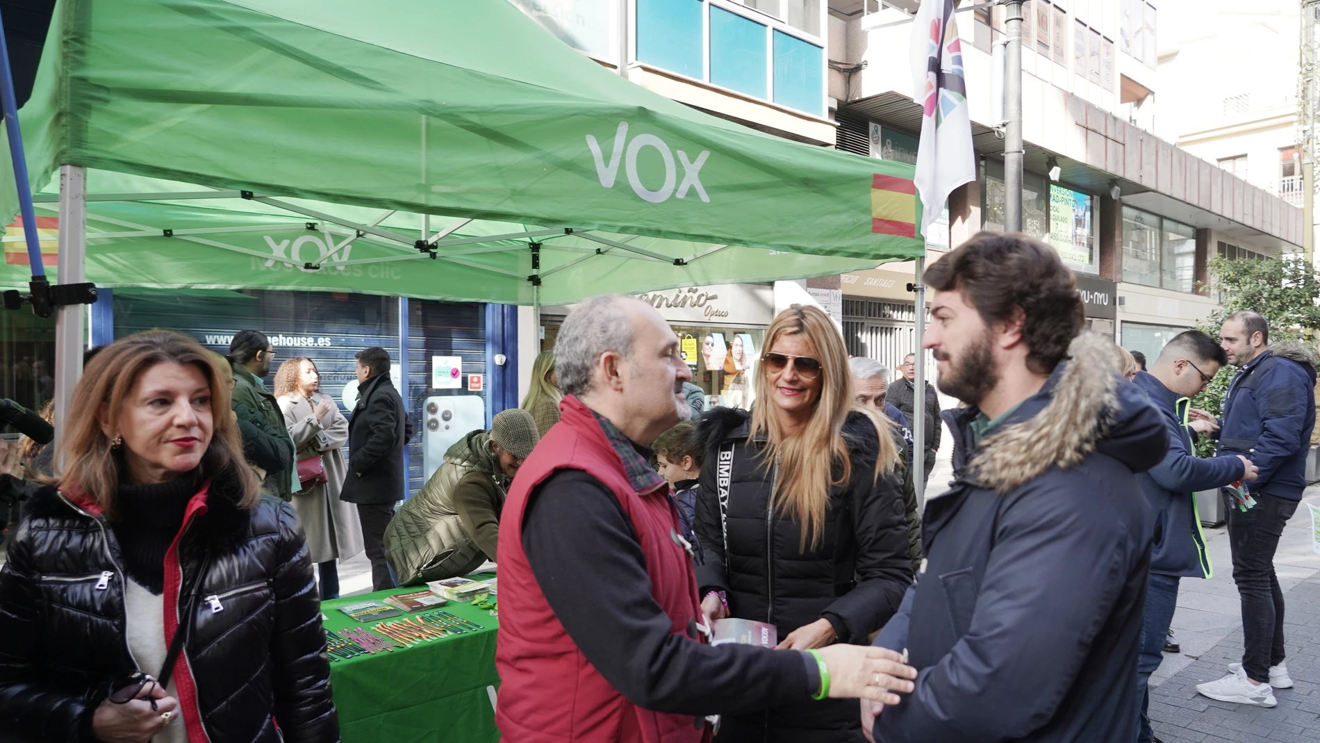 García-Gallardo visita una mesa informativa en Valladolid