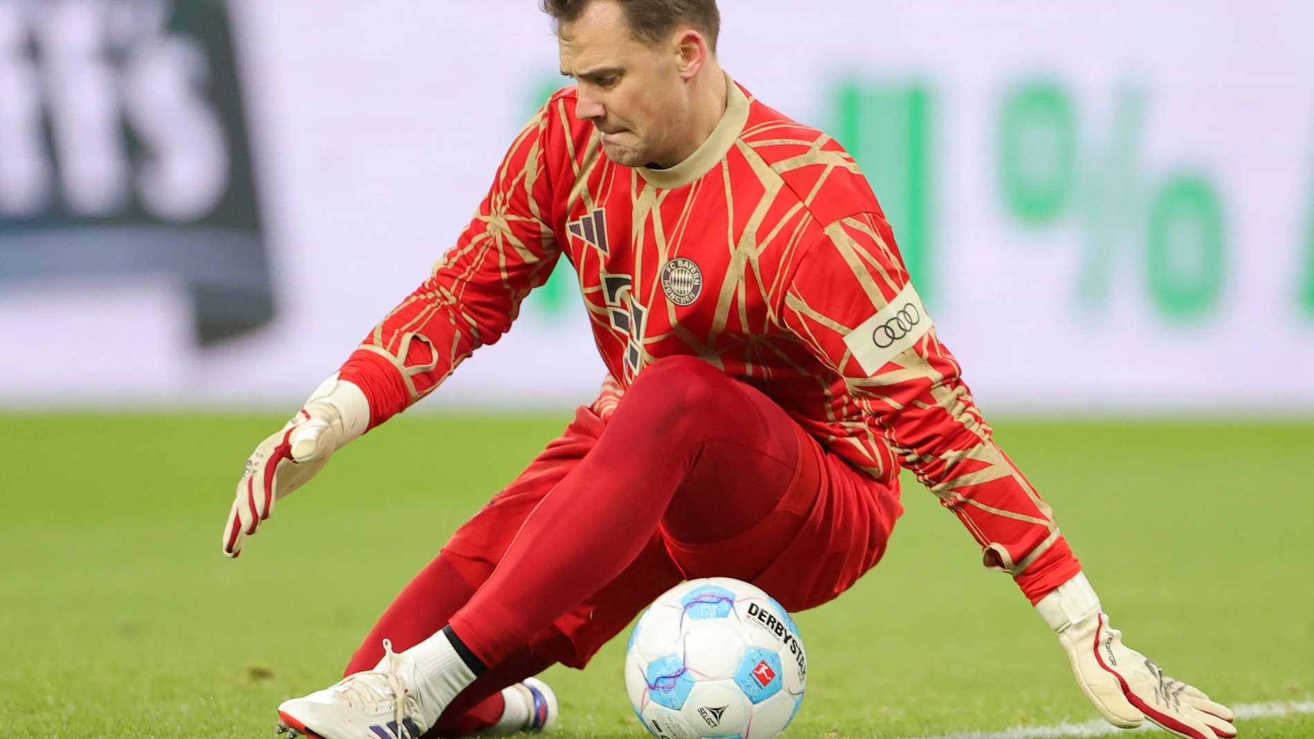 Dortmund (Germany), 30/11/2024.- Goalkeeper Manuel Neuer of Munich during the warm up before the German Bundesliga soccer match between Borussia Dortmund and FC Bayern Munich in Dortmund, Germany, 30 November 2024. (Alemania, Rusia) EFE/EPA/FRIEDEMANN VOGEL CONDITIONS - ATTENTION: The DFL regulations prohibit any use of photographs as image sequences and/or quasi-video.