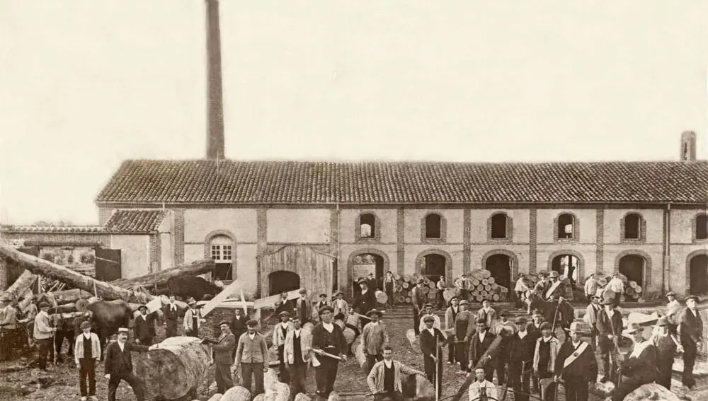 Hacheros, carreteros, guardas del pinar y otros trabajadores ante la serrería de El Paular hacia 1910