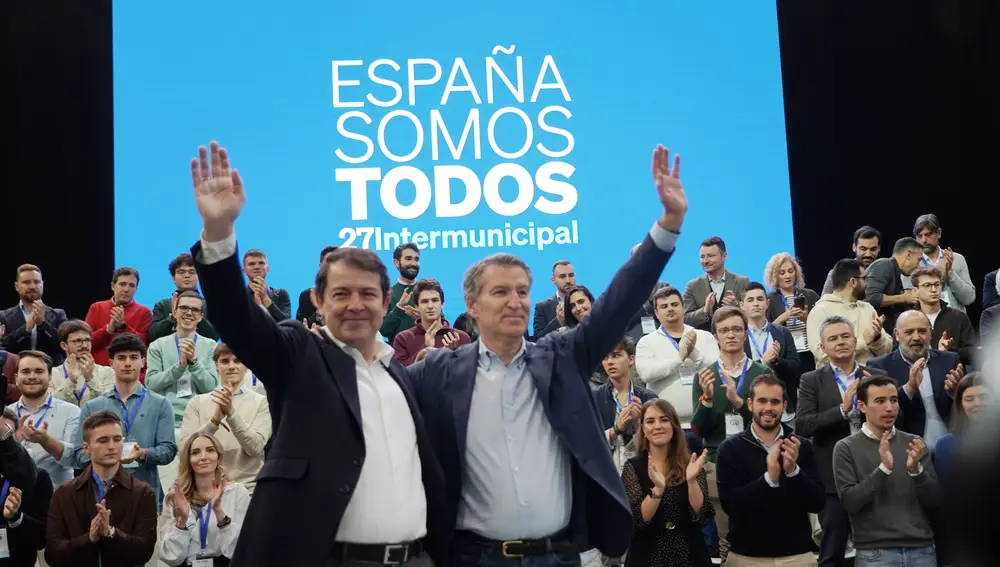Mañueco y Feijóo saludan a los asistentes a la Intermunicipal del PP