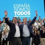 Mañueco y Feijóo saludan a los asistentes a la Intermunicipal del PP 