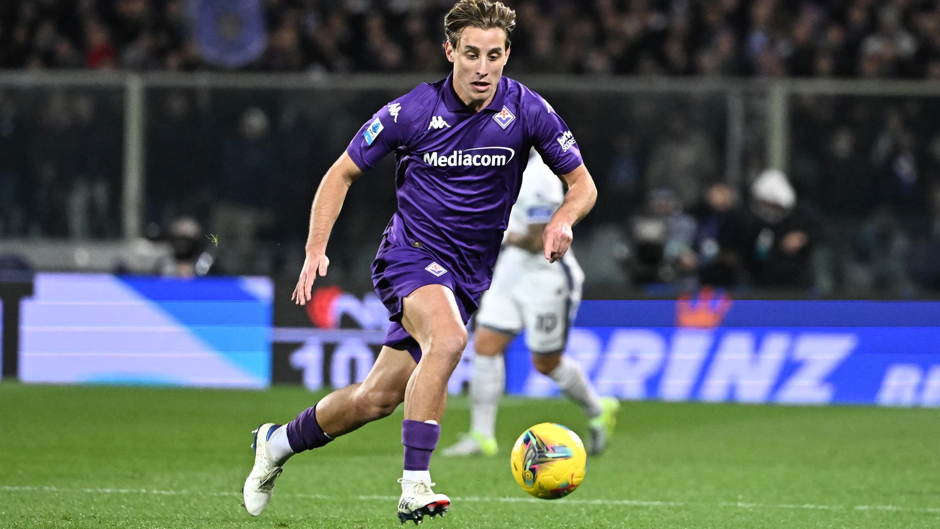 Florence (Italy), 01/12/2024.- Fiorentina's Edoardo Bove in action during the Italian Serie A soccer match between ACF Fiorentina and Inter Milan, in Florence, Italy, 01 December 2024. The match was abandoned after Fiorentina's Edoardo Bove suffered a serious injury 16 minutes into the game. (Italia, Florencia) EFE/EPA/CLAUDIO GIOVANNINI