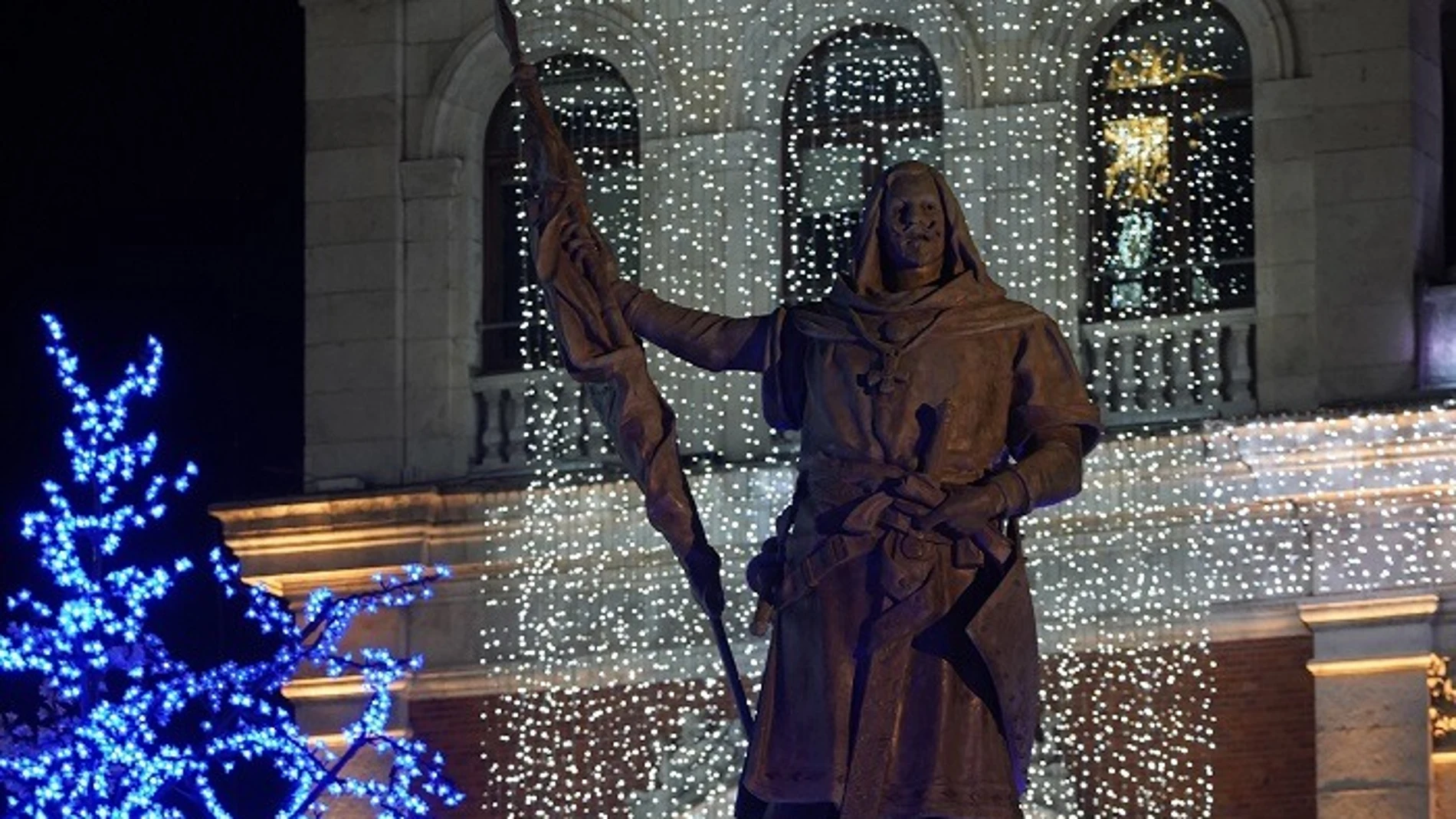 Estatua del Conde Ansúrez en la Plaza Mayor de Valladolid iluminada por Navidad