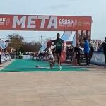 El mediofondista burundés del Playas de Castellón Rodrigue Kwizera entra en la meta en primera posición
