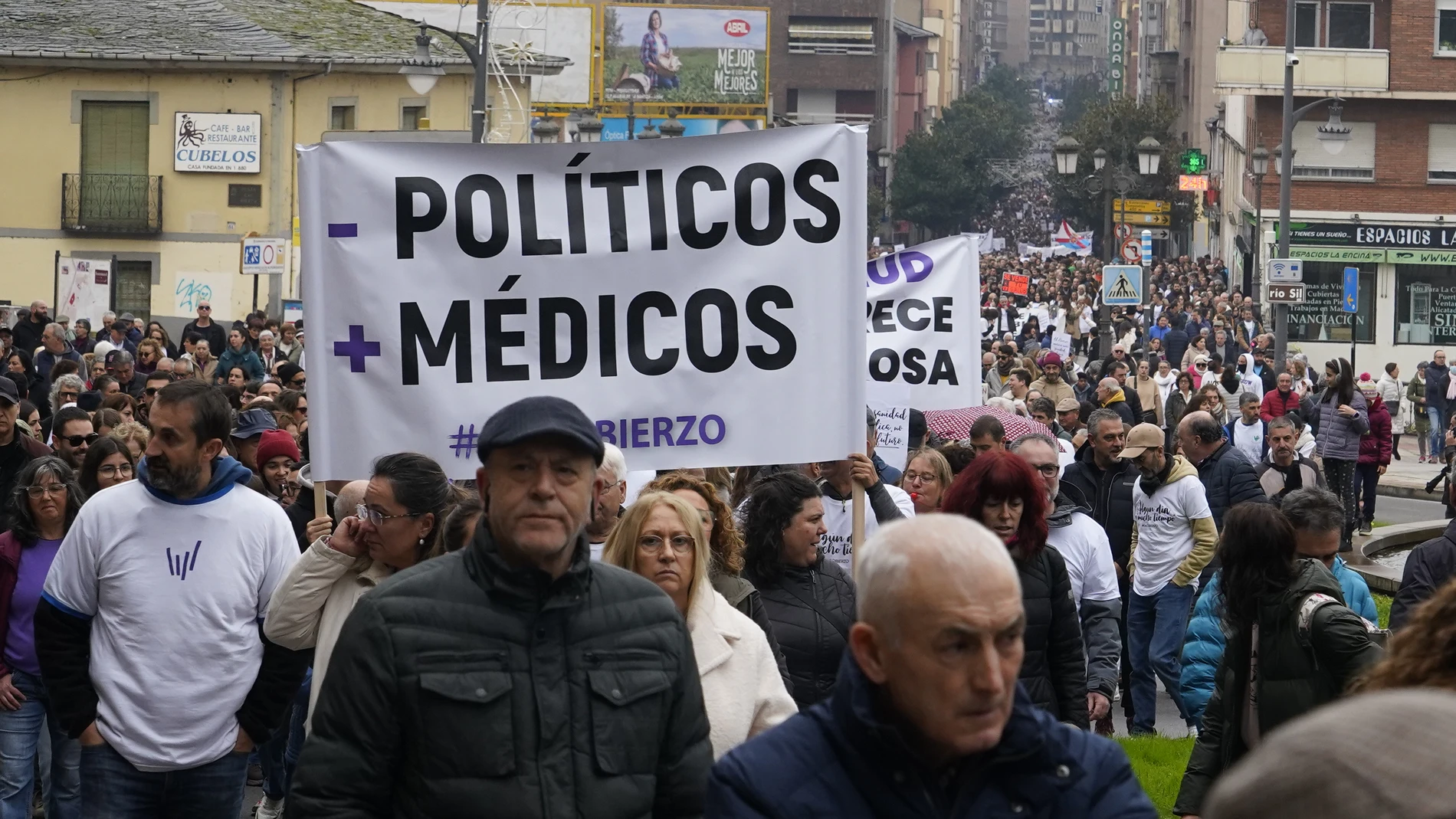 Alrededor de 15.000 personas se han manifestado en Ponferrada por una Sanidad pública de calidad