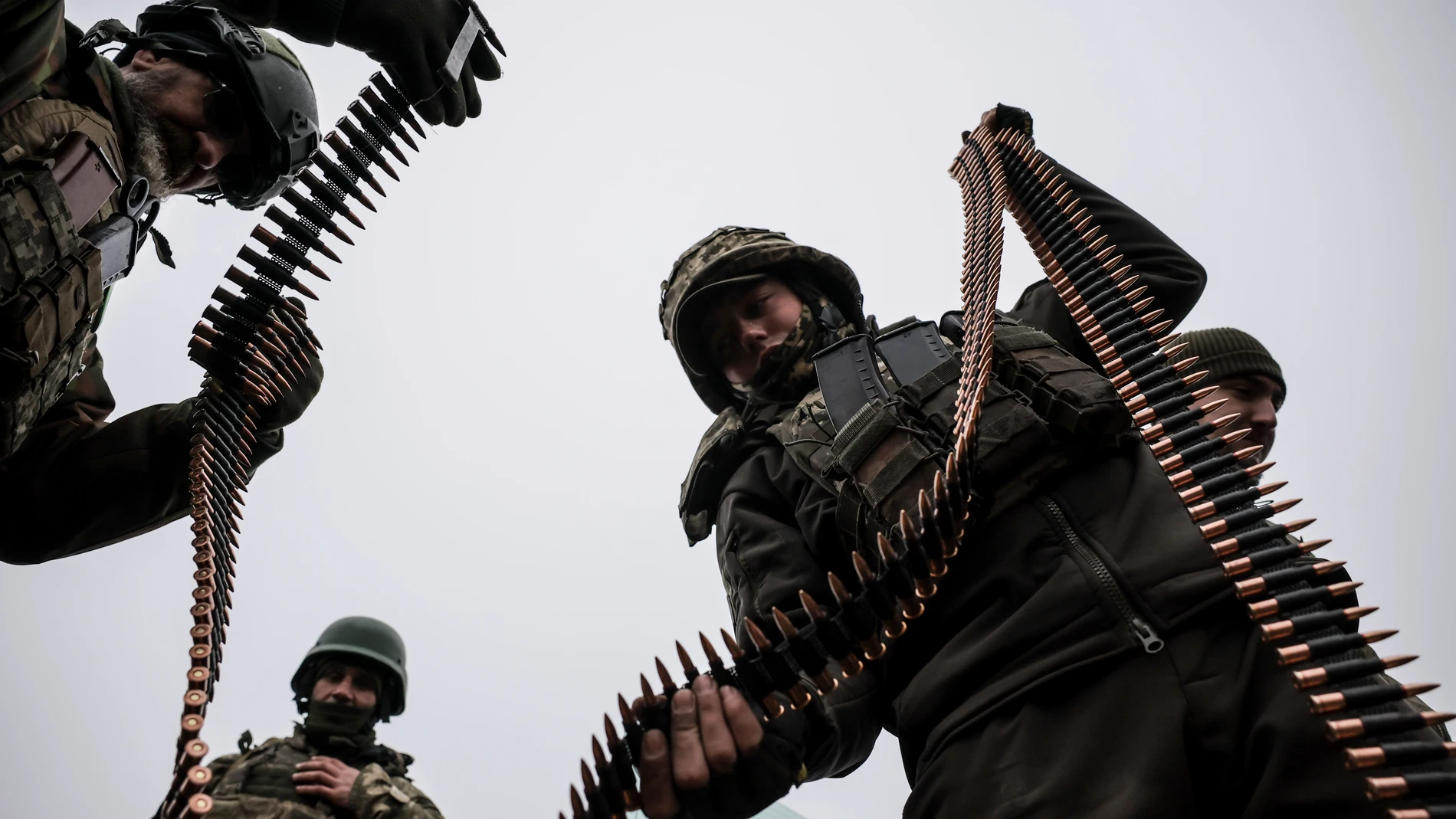 Militares de la 24ª Brigada Mecanizada mejoran sus habilidades tácticas en el campo de entrenamiento en la región de Donetsk, Ucrania,
