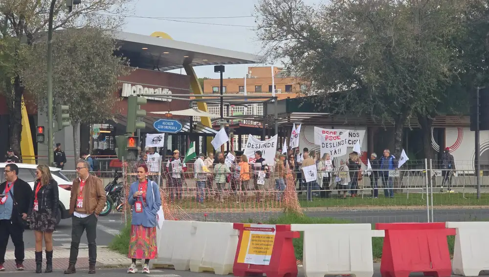 Protestas a las puertas del Congreso Federal del PSOE en Sevilla