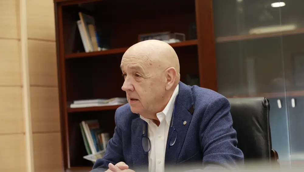 José María Moreno, alcalde de Moralzarzal, en un momento de la entrevista el 27 de noviembre en su despacho