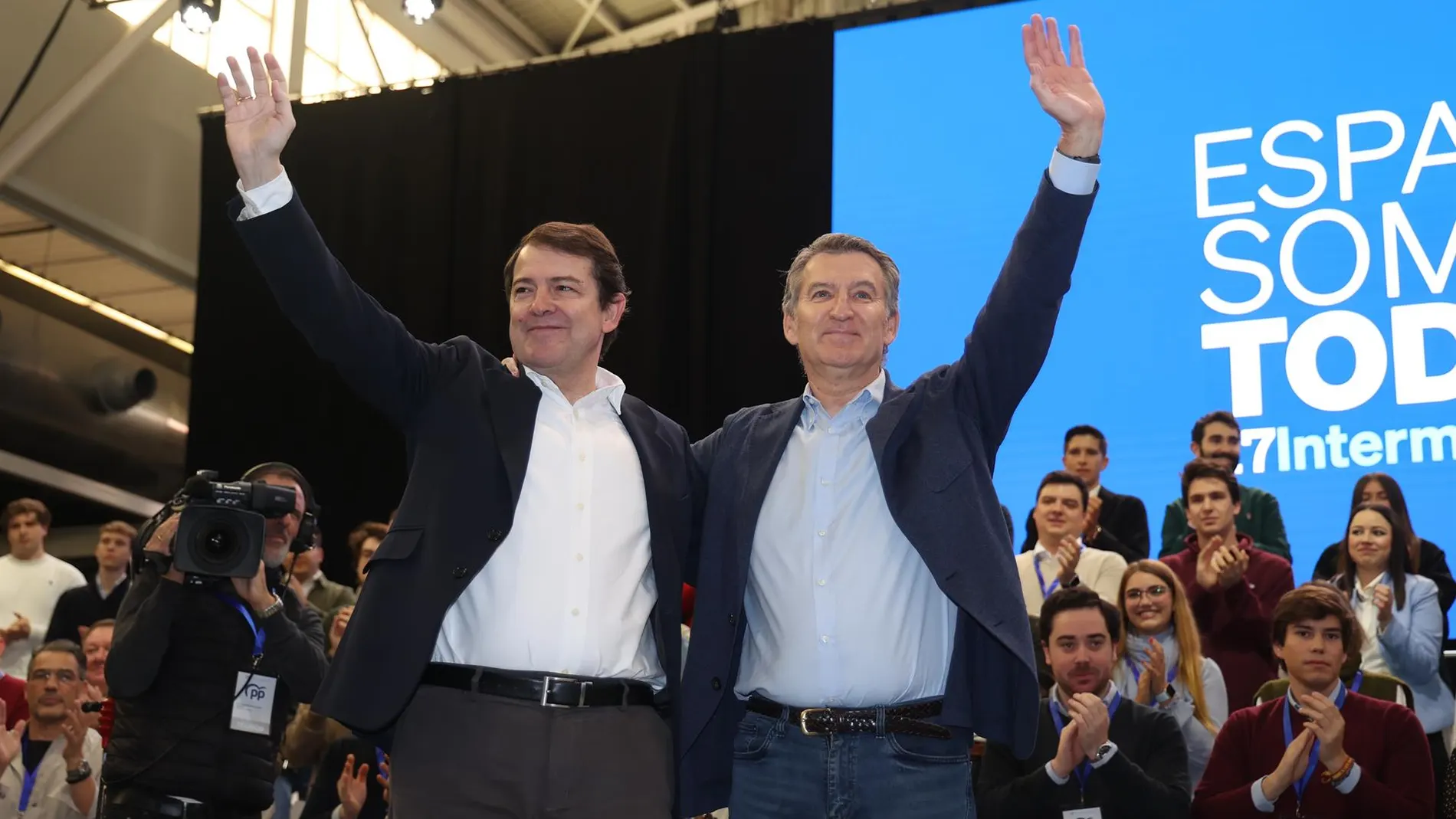 Mañueco defiende la "honestidad" de la política municipal y alaba el proyecto del PP de Feijóo: "Le sientas bien a CyL"