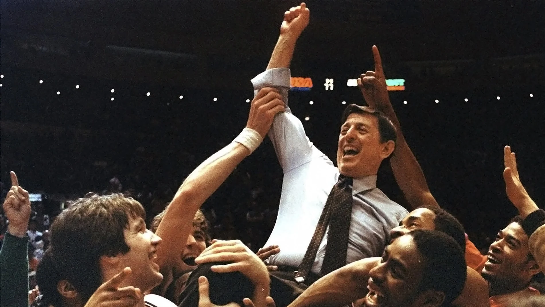 Lou Carnesecca celebra una victoria con sus jugadores en la década de los 80 en el Madison Square Garden