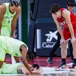 Darío Brizuela, en el suelo atendido por su compañero Kevin Punter