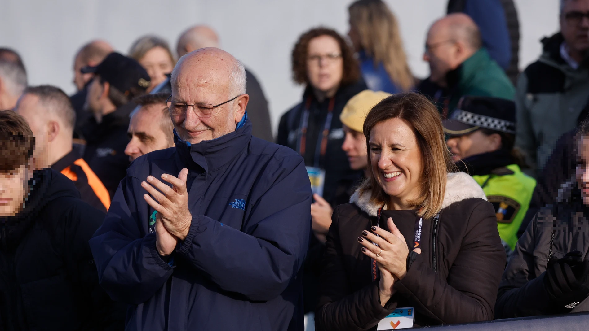 El presidente de Mercadona, Juan Roig, junto a la alcaldesa de Valencia, María José Catalá, hoy durante el maratón de Valencia