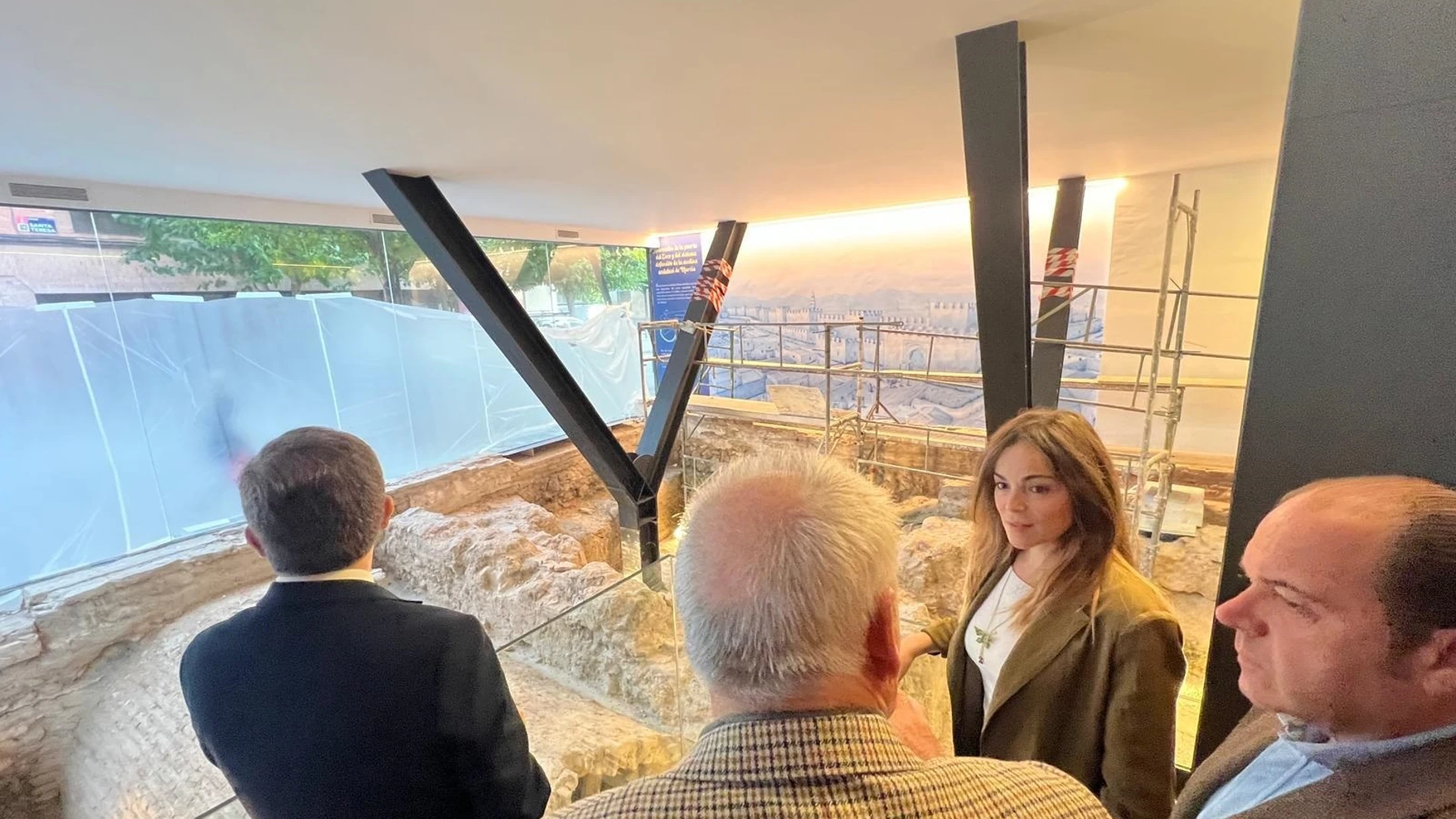 La vicealcaldesa y concejala de Fomento y Patrimonio, Rebeca Pérez, junto al concejal de Turismo, Comercio y Consumo, Jesús Pacheco, han visitado los trabajos de instalación de vinilos