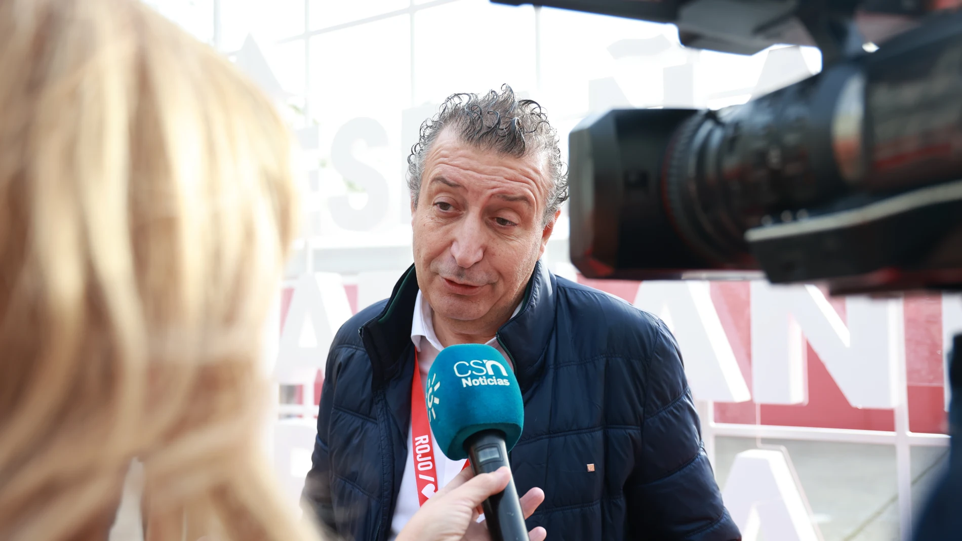 El secretario general del PSOE de Sevilla y presidente de la Diputación, Javier Fernández, atiende a los medios en el 41 Congreso Federal del PSOE en el Palacio de Congresos y Exposiciones. A 1 de diciembre de 2024, en Sevilla, Andalucía (España). El 41 Congreso Federal del PSOE concluye en Sevilla con su jornada de clausura celebrada en Fibes. Durante el evento, se trazaron las líneas estratégicas del partido para los próximos años, destacando el compromiso con las políticas sociales, la igu...