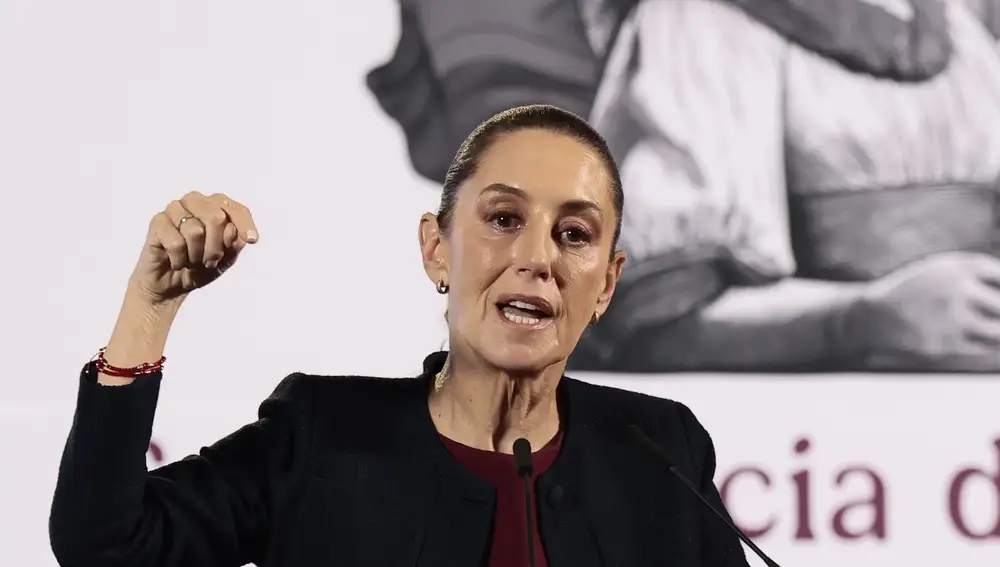 La presidenta de México, Claudia Sheinbaum. participa durante una rueda de prensa este viernes, en Palacio Nacional de la Ciudad de México (México). Sheinbaum cerró una semana de especulaciones sobre las amenazas arancelarias del mandatario electo de Estados Unidos, Donald Trump, al mostrarse muy confiada en que su Gobierno llegará a acuerdos en migración y narcotráfico para evitar dichos impuestos.