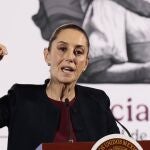  La presidenta de México, Claudia Sheinbaum. participa durante una rueda de prensa este viernes, en Palacio Nacional de la Ciudad de México (México). Sheinbaum cerró una semana de especulaciones sobre las amenazas arancelarias del mandatario electo de Estados Unidos, Donald Trump, al mostrarse muy confiada en que su Gobierno llegará a acuerdos en migración y narcotráfico para evitar dichos impuestos. 