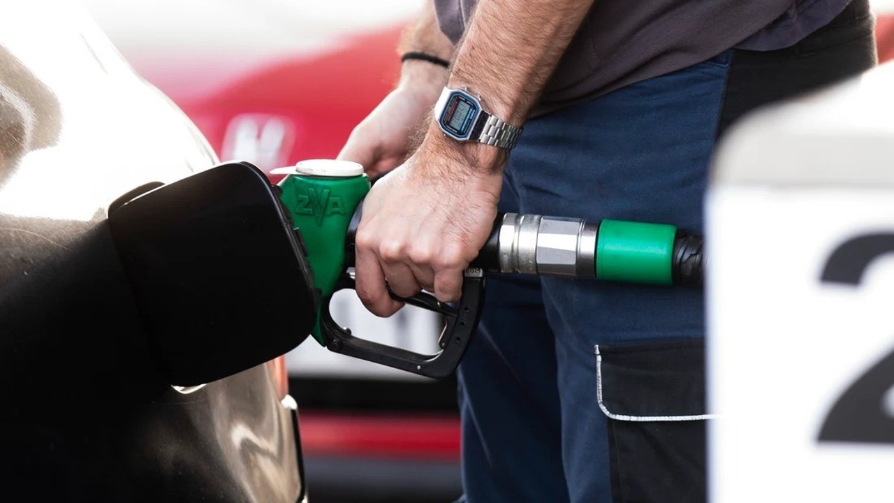 La "vuelta al cole" de los carburantes: rompen más de un mes de bajadas y suben un 0,2% con el fin del verano