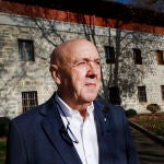 José María Moreno, alcalde de Moralzarzal, el pasado miércoles 27 de noviembre en la plaza junto a la biblioteca pública del municipio madrileño
