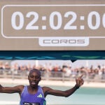 Sabastian Sawe celebra su victoria cuadragésima cuarta edición de la Maratón Valencia Trinidad Alfonso