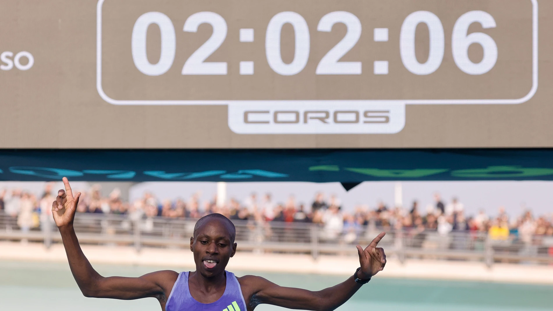 Sabastian Sawe celebra su victoria cuadragésima cuarta edición de la Maratón Valencia Trinidad Alfonso
