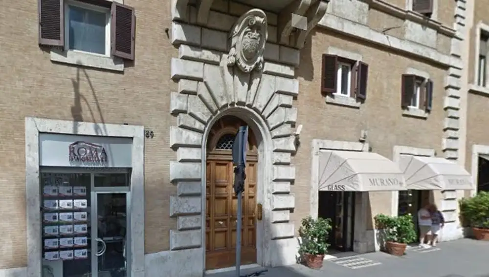 El dintel de la puerta del número 43 del Corso del Rinascimento en Roma, donde figura el Águila de San Juan de los Reyes Católicos