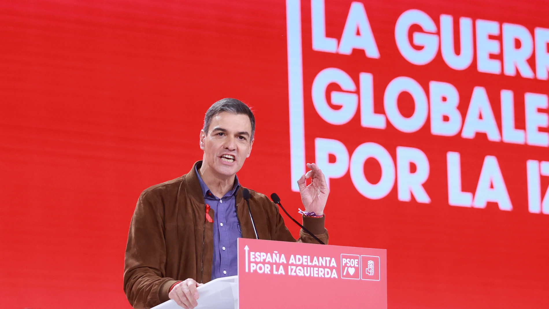 El Presidente del Gobierno, Pedro Sánchez, durante el 41 Congreso Federal del PSOE en el Palacio de Congresos y Exposiciones. A 1 de diciembre de 2024, en Sevilla, Andalucía (España). El 41 Congreso Federal del PSOE concluye en Sevilla con su jornada de clausura celebrada en Fibes. Durante el evento, se trazaron las líneas estratégicas del partido para los próximos años, destacando el compromiso con las políticas sociales, la igualdad y la sostenibilidad. La clausura contó con la presencia de...