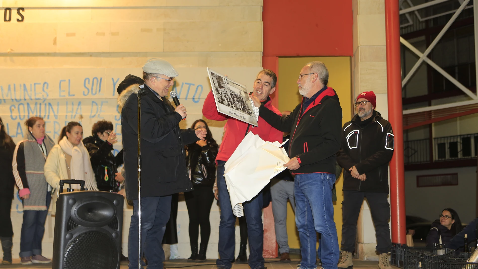 Durante el encendido navideño en el barrio se entregó el Premio Fuente de Luz a la Asociación de Vecinos Los Comuneros