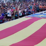 Vista del homenaje a las víctimas de la dana que hace un mes azotó varias comarcas de Valencia al comienzo de la cuadragésima cuarta edición de la Maratón Valencia Trinidad Alfonso celebrada este domingo