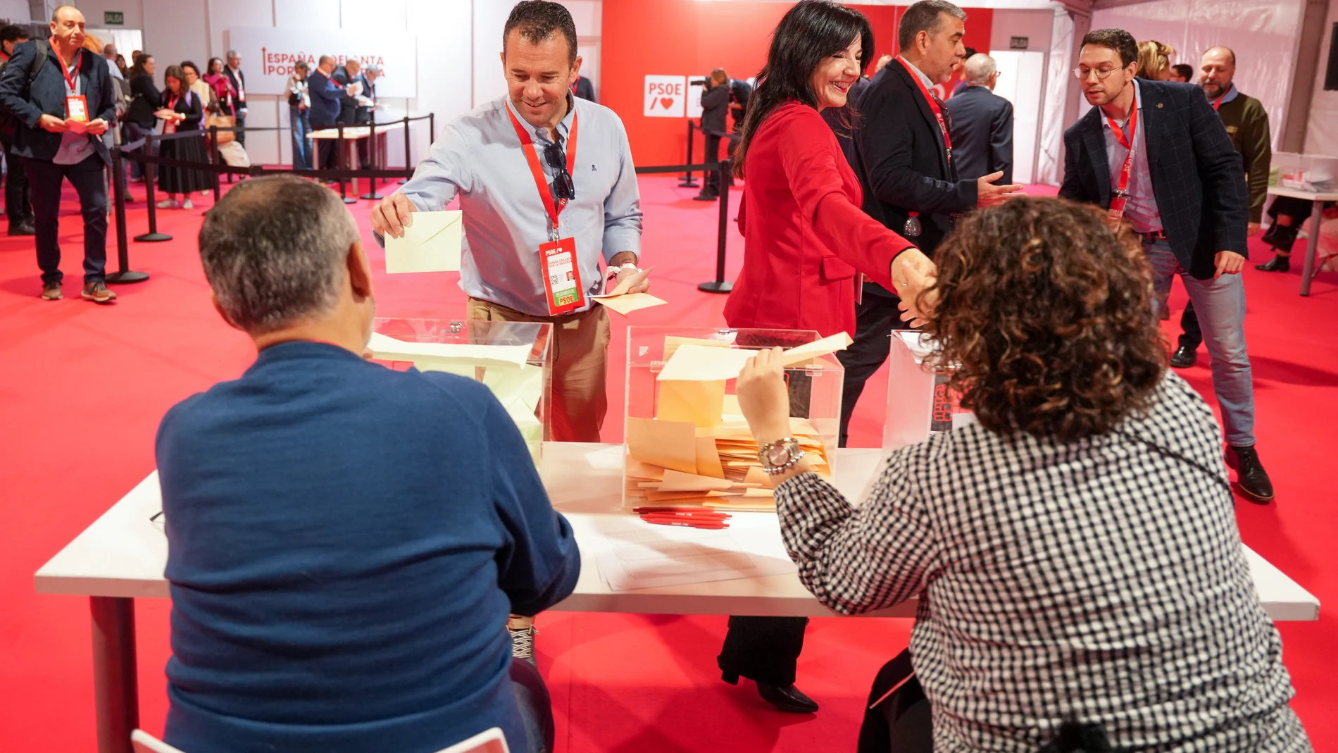 Los delegados de PSOE ejercen su derecho al voto en el 41 Congreso Federal. A 1 de diciembre de 2024, en Sevilla, Andalucía (España). El 41º Congreso Federal del PSOE concluye en Sevilla con su jornada de clausura celebrada en Fibes. Durante el evento, se trazaron las líneas estratégicas del partido para los próximos años, destacando el compromiso con las políticas sociales, la igualdad y la sostenibilidad. La clausura contó con la presencia de destacados líderes socialistas y delegados de to...