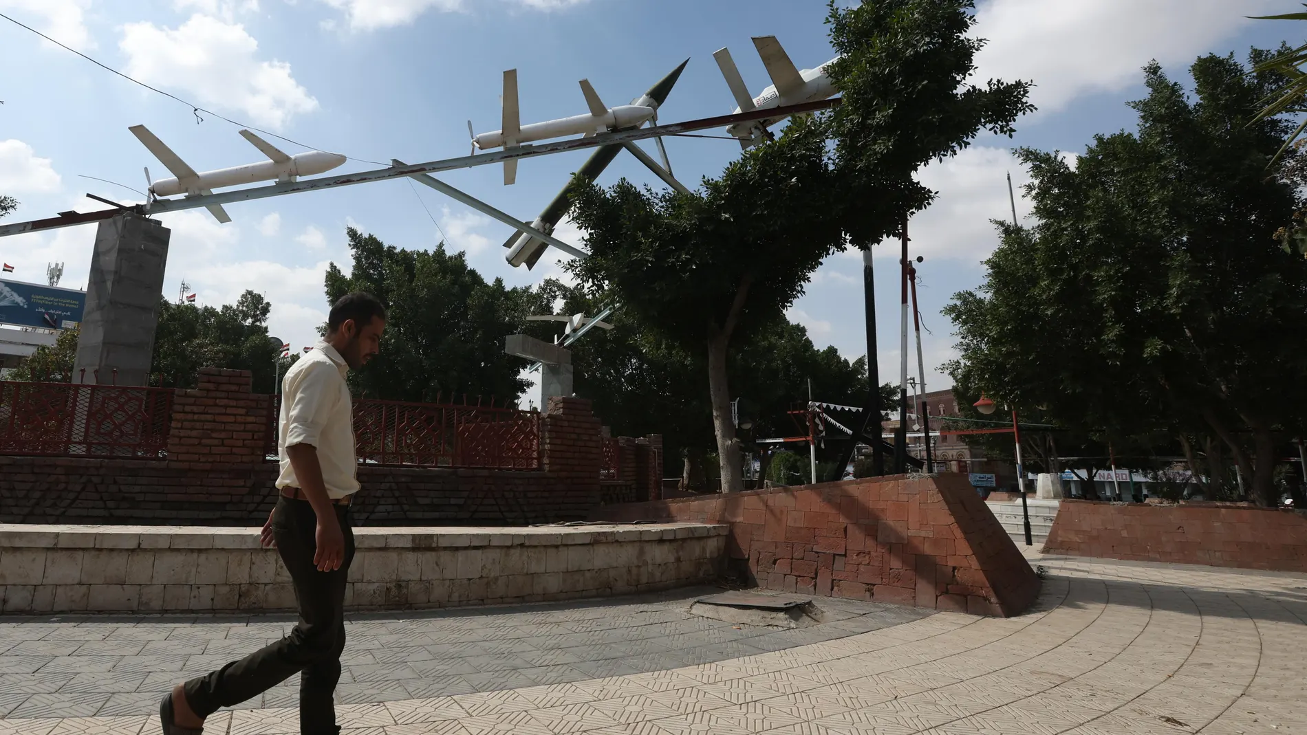 Sana'a (Yemen), 01/12/2024.- A person passes a display of Houthis-made mock missile and drones at a square in Sana'a, Yemen, 01 December 2024. Yemen's Houthis have claimed responsibility for launching a ballistic missile attack on Israel, Houthis' military spokesman Yahya Sarea said in a statement. The attack came after a few days after Houthi leader Abdul-Malik al-Houthi said that his group will keep up missile and drone attacks on Israel in support of the Palestinian people in the Gaza Stri...