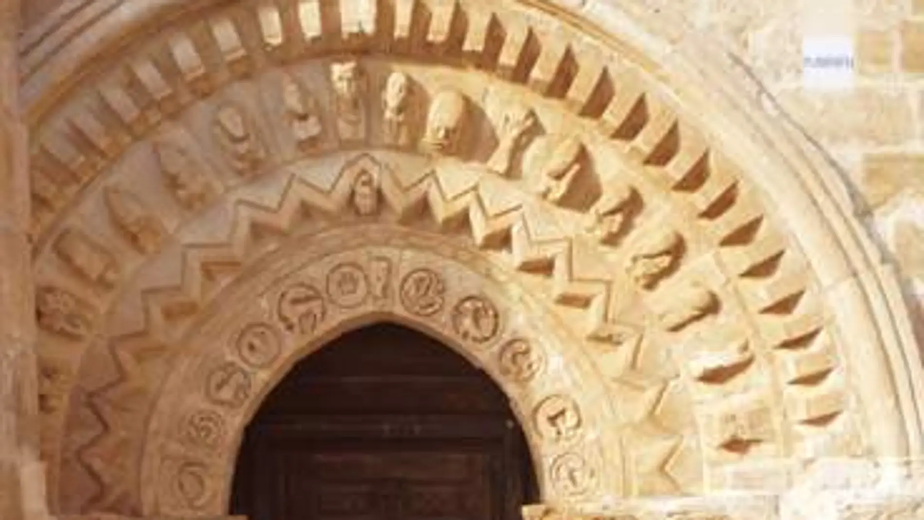 Portada románica de la iglesia de San Pedro de Miñón (Burgos)