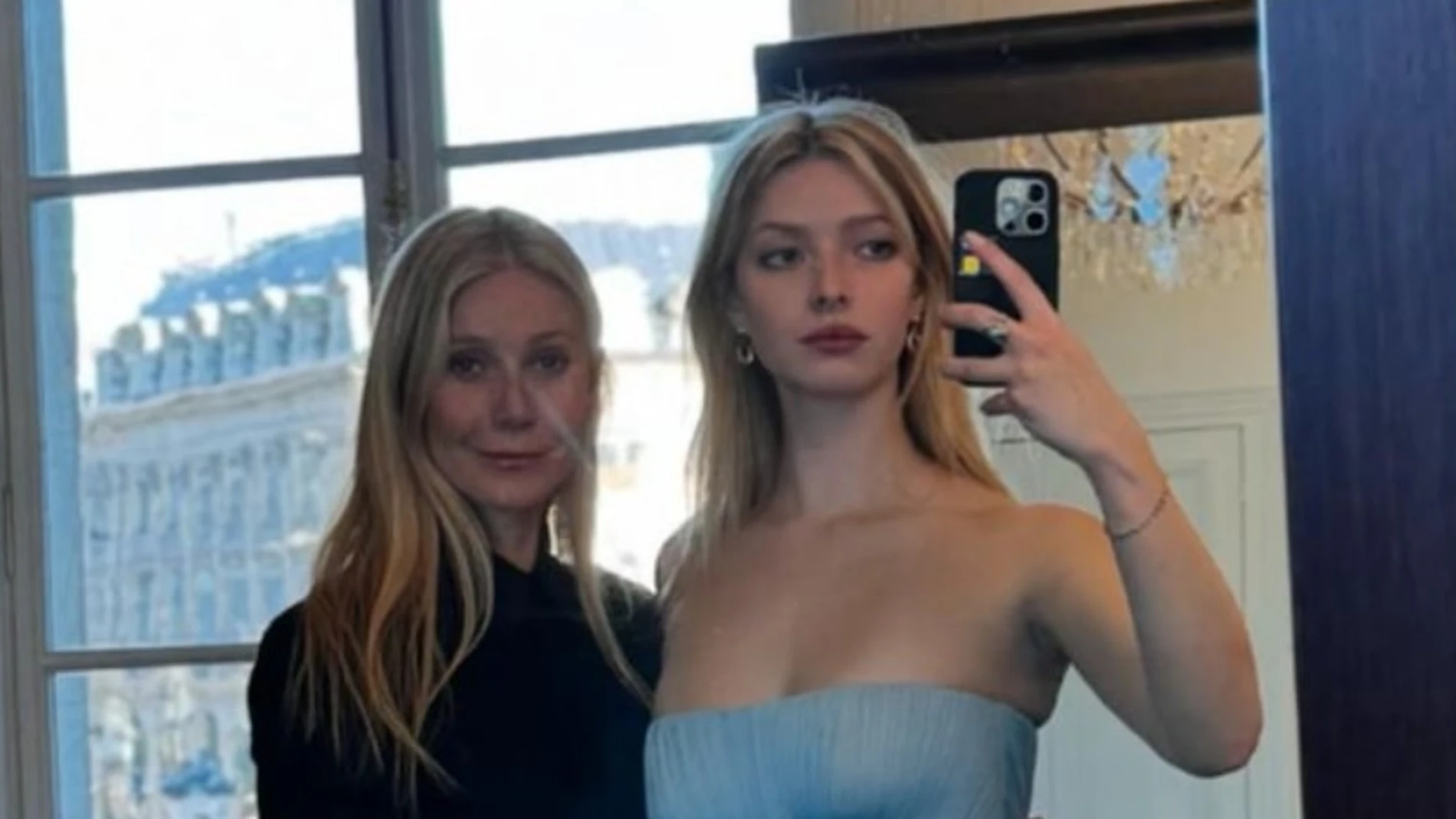 Gwyneth Paltrow y su hija Apple antes del Baile de Debutantes, en París.