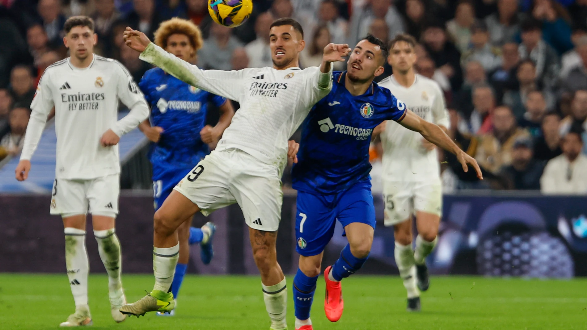 MADRID, 01/12/2024.- El centrocampista del Real Madrid Dani Ceballos (i) intenta controlar el balón ante el centrocampista del Getafe Alex Sola (d) en el partido de LaLiga entre el Real Madrid y el Getafe, este domingo en el estadio Santiago Bernabéu. EFE/Sergio Pérez