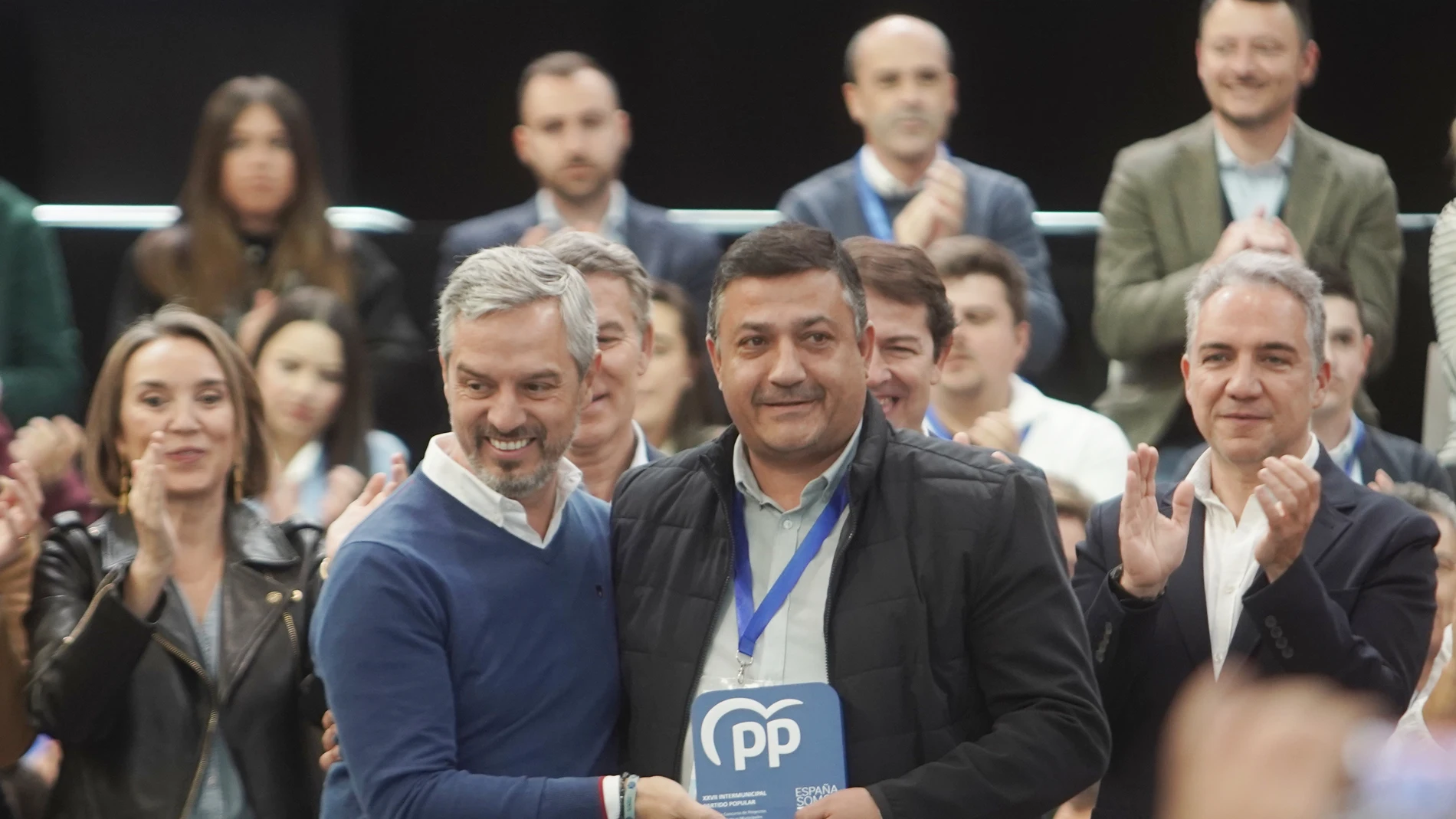 El presidente de la Diputación de Ávila, Carlos García, recibe el premio de manos de Juan Bravo, vicesecretario de Economía de los populares