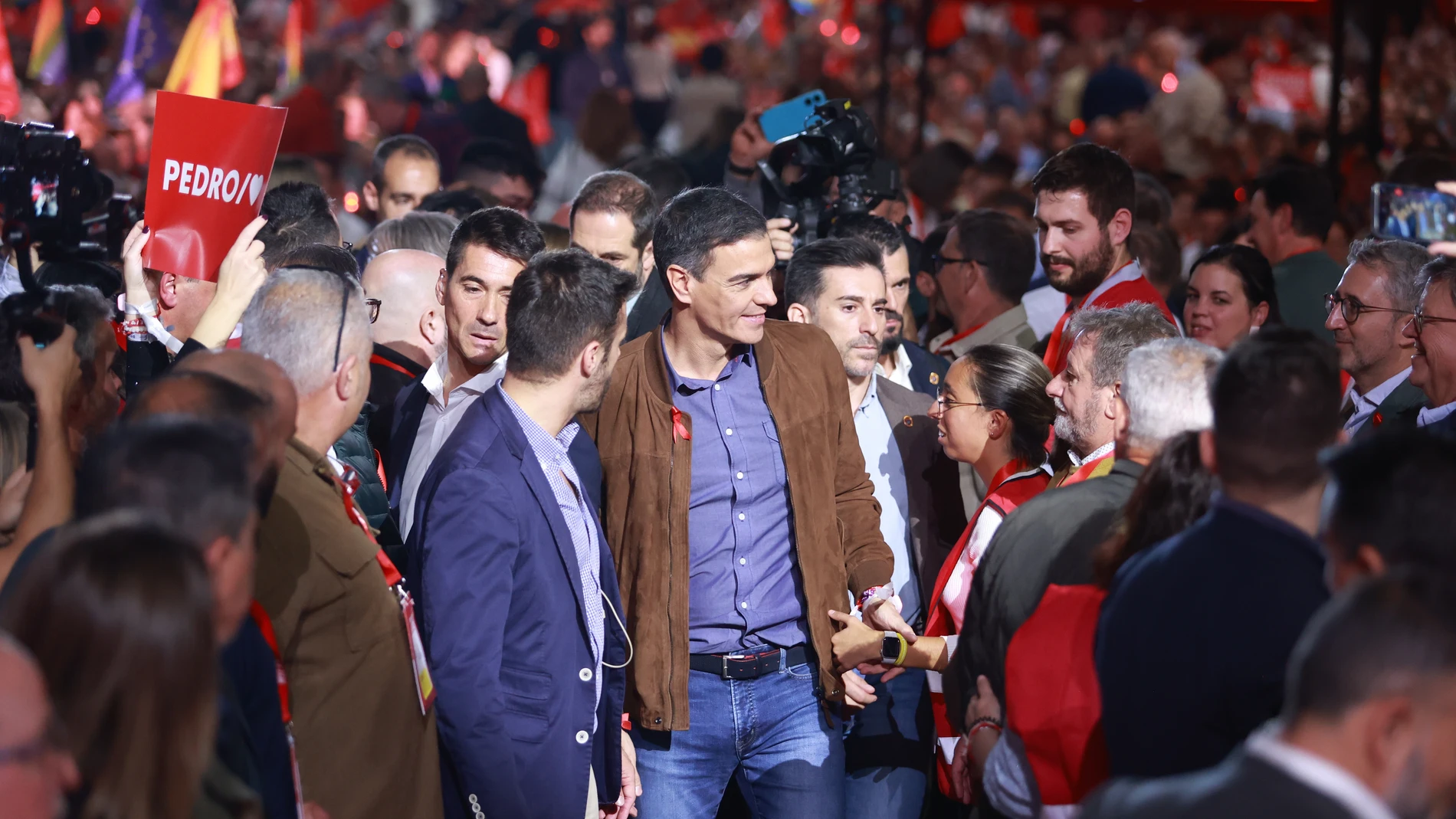 El Presidente del Gobierno, Pedro Sánchez, durante el 41 Congreso Federal del PSOE en el Palacio de Congresos y Exposiciones. A 1 de diciembre de 2024, en Sevilla, Andalucía (España). El 41 Congreso Federal del PSOE concluye en Sevilla con su jornada de clausura celebrada en Fibes. Durante el evento, se trazaron las líneas estratégicas del partido para los próximos años, destacando el compromiso con las políticas sociales, la igualdad y la sostenibilidad. La clausura contó con la presencia de...
