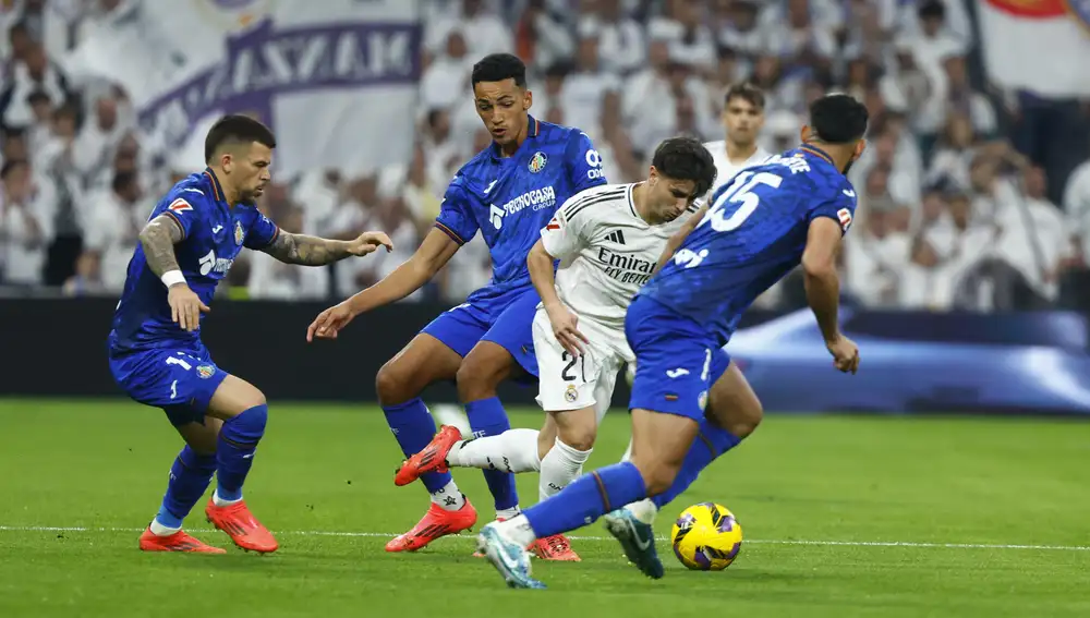 Brahim entre tres jugadores del Getafe.