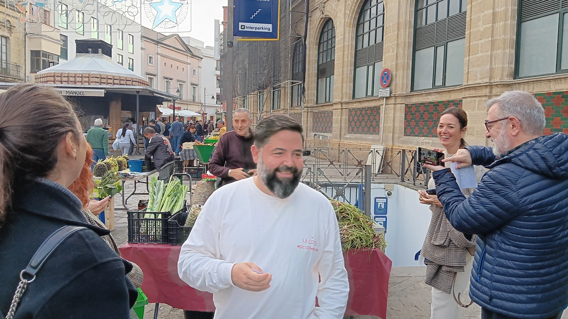 Juanlu Fernández a las puertas del Mercado de Jerez antes de hacer la compra del día