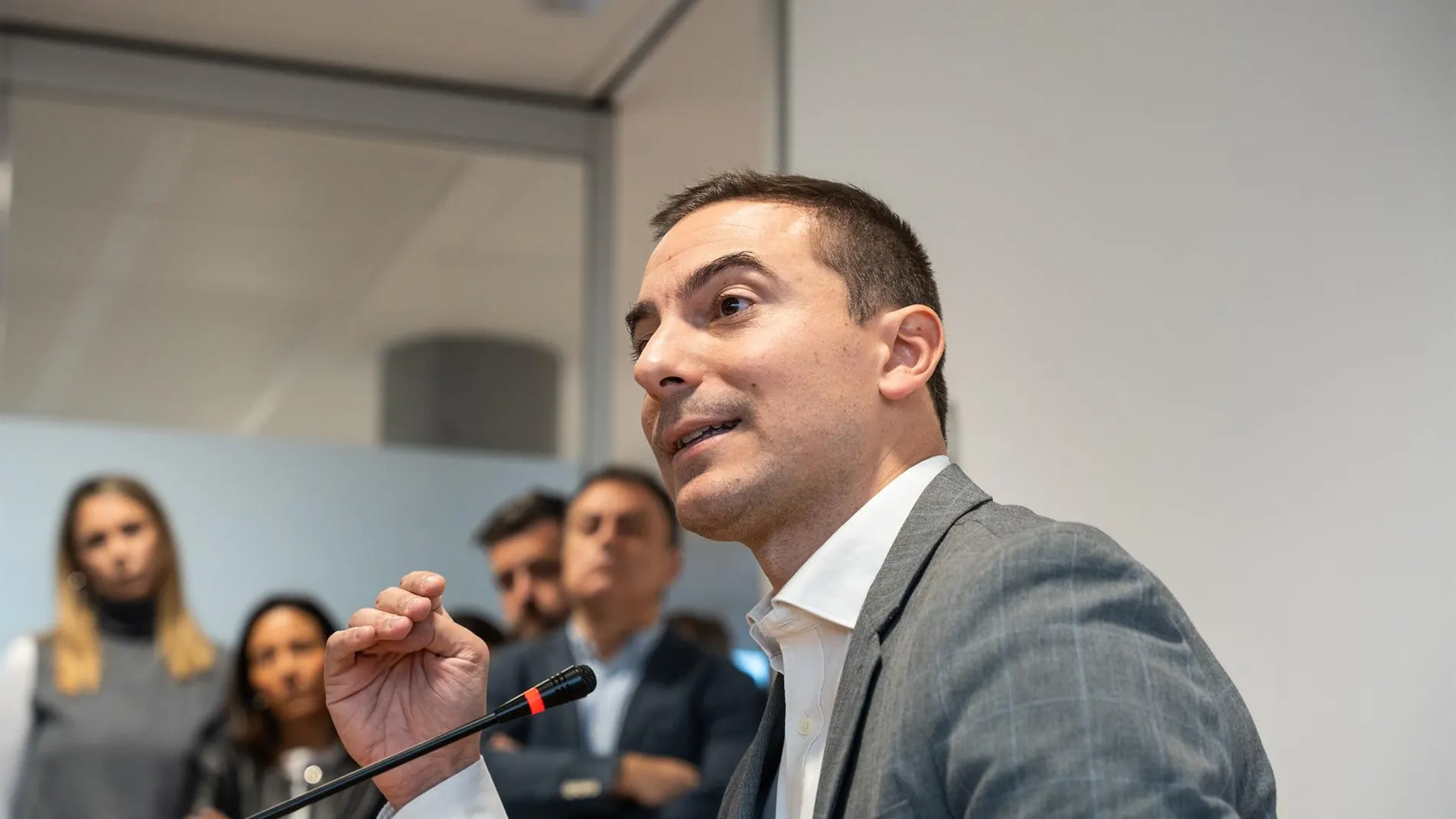 Lobato seguirá como diputado "aportando su experiencia" al Grupo Parlamentario del PSOE-M: "Su actividad va a seguir"