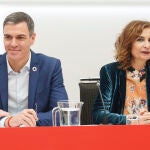 Pedro Sánchez y María Jesús Montero en la reunión de la nueva ejecutiva del PSOE. David Jar