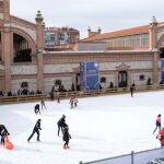 La pista de hielo de Matadero, una de las mayores de España, abre desde este viernes y hasta el 6 de enero